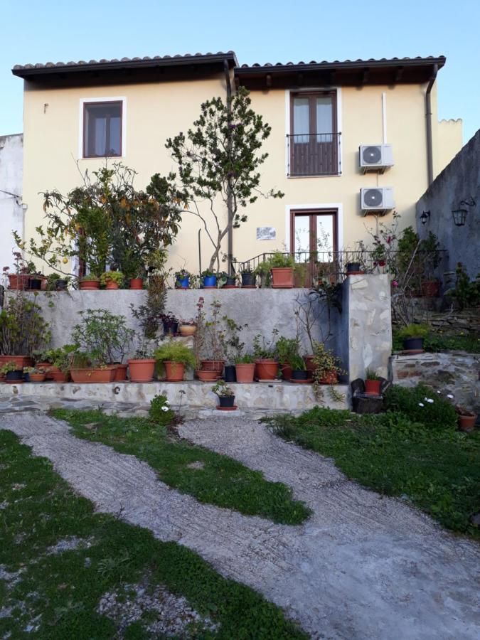Santadi B&B S'Arrosa Antiga المظهر الخارجي الصورة